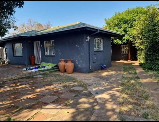 10 BEDROOM HOUSE FOR SALE IN SOPHIATOWN
